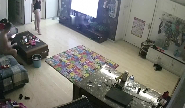 《家庭摄像头破解》不同场景偷窥多位夫妻各种姿势啪啪啪