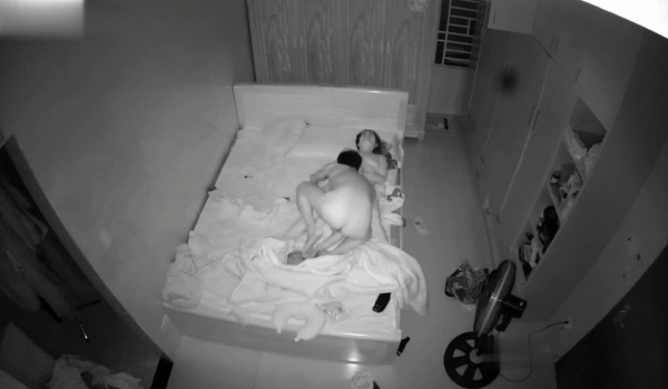黑客破解家庭网络摄像头 摄像头偷拍啪啪啪合集 惊现女同舔逼 边上还躺着一个人