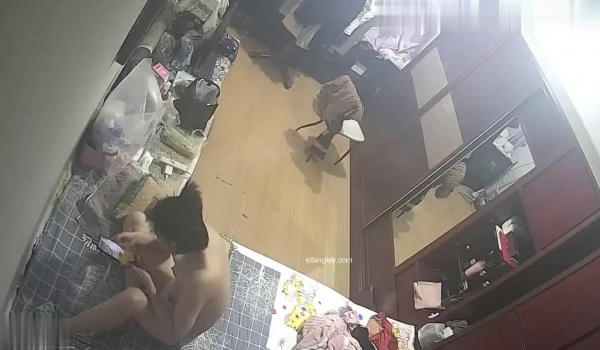 破解家庭摄像头偷拍 校服哥偷看妈妈换衣服，全裸跳抖奶舞放假在家还跟妈妈一起睡觉