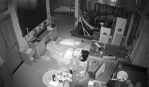 黑客破解家庭摄像头偷拍 ️晚上睡前胡子哥被如狼似虎的媳妇挑逗干一炮