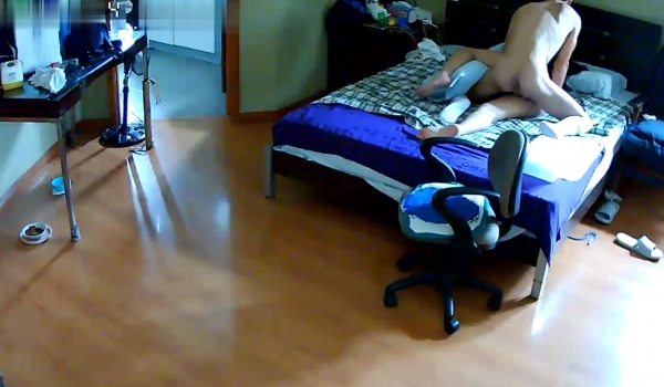 家庭摄像头破解偸拍年轻小夫妻打晨炮真空睡觉的白嫩娇妻抬起一条腿侧身啪啪深插射完起床准备上班