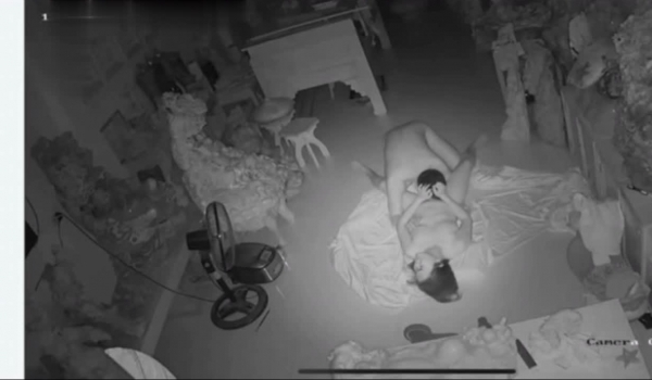 黑客破解家庭网络摄像头偷拍 ️小哥下晚班回家和穿睡衣的媳妇在客厅的地板上来一炮