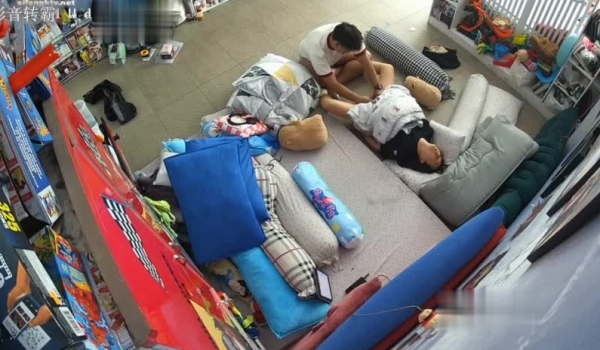 新流出黑客破解家庭网络摄像头偷拍 ️玩具发烧友小哥中午和媳妇在客厅啪啪