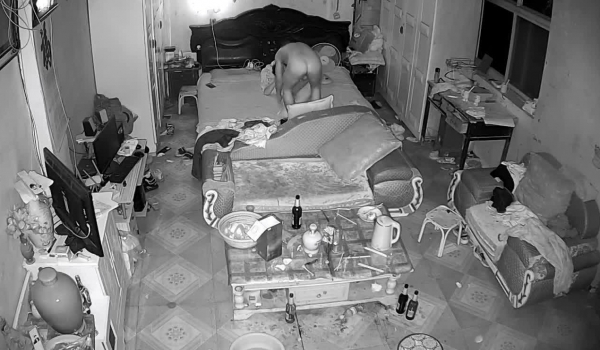 《家庭摄像头破解》不同场景偷窥多位夫妻各种姿势啪啪啪