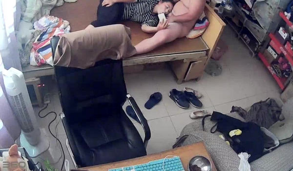 家庭实况360监控拍屋内凌乱的打工夫妻在木板床上搞事情这媳妇吃JJ也太不专心了一边看手机一边含着