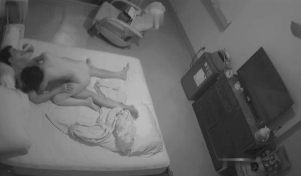 黑客破解家庭网络摄像头偷拍 ️夫妻日常性生活猛男玩的花里胡哨 轻松抱起来媳妇一顿操