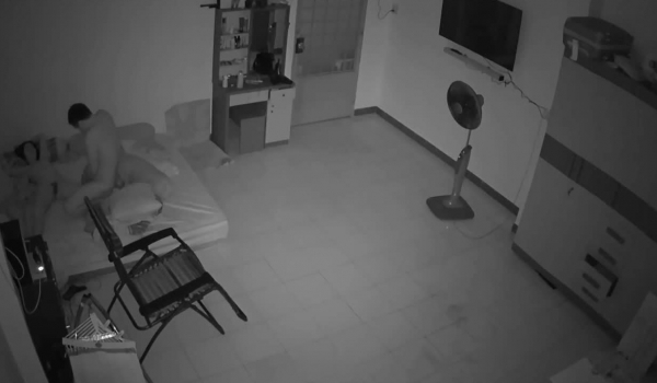 黑客破解家庭网络摄像头监控偷拍 男子面对美娇妻欲求不满 一个月干了9次