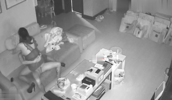 十二月最新流出破解家庭摄像头偷拍黄毛小伙鸡巴硬邦邦和高跟情趣内衣眼镜少妇沙发上激情