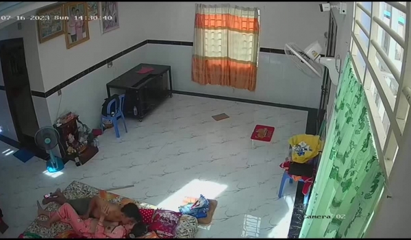 黑客破解家庭摄像头偷拍 ️夫妻下午在客厅做爱刚插入奶奶就带着孩子回来了真扫兴