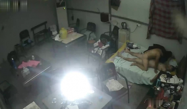 《家庭摄像头破解》不同场景偷窥多位夫妻各种姿势啪啪啪
