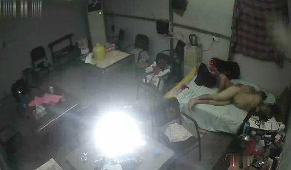 《家庭摄像头破解》不同场景偷窥多位夫妻各种姿势啪啪啪