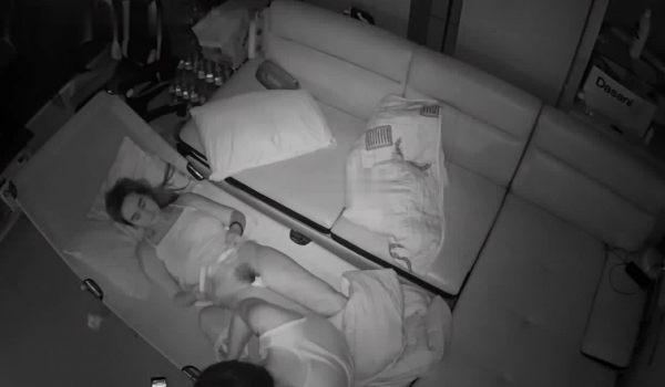 黑客破解家庭摄像头监控偷拍夫妻性事 ️边打游戏边操，边吹头发也可以操
