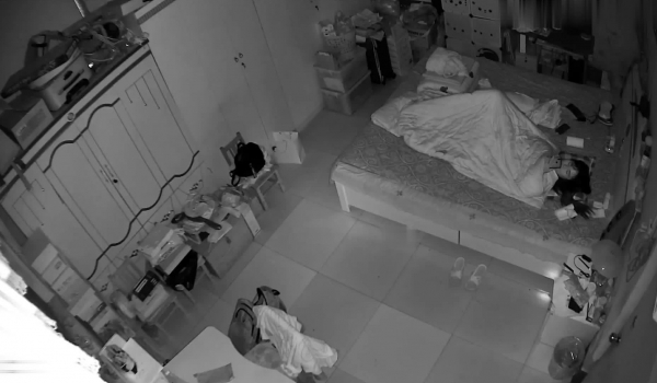 《破解家庭摄像头》监控偷拍新婚不久的小媳妇看手机自慰和老公视频互相打飞机神教泄欲
