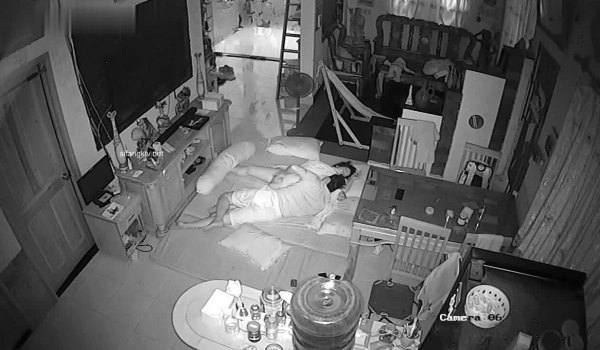 黑客破解家庭摄像头偷拍 ️睡客厅打地铺的夫妻不分时候兴致来了就操逼
