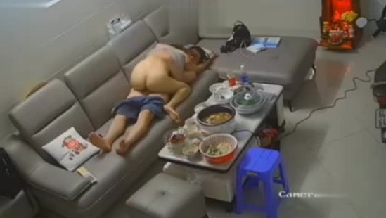 黑客破解家庭网络摄像头 摄像头偷拍啪啪啪合集 惊现女同舔逼 边上还躺着一个人