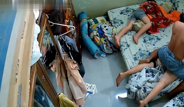 黑客破解家庭网络摄像头性欲很强的秃顶大叔大白天儿子睡旁边不脱裤子也要和老婆来一炮