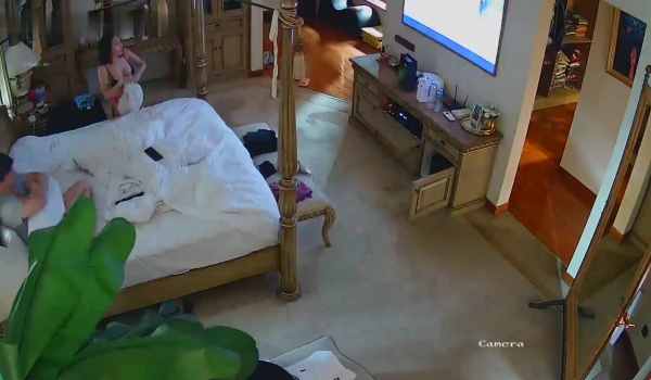 黑客破解家庭房间监控摄像头偷拍 ️大奶少妇早上和老公啪啪没尽兴 下午又偷偷用假鸡巴自慰
