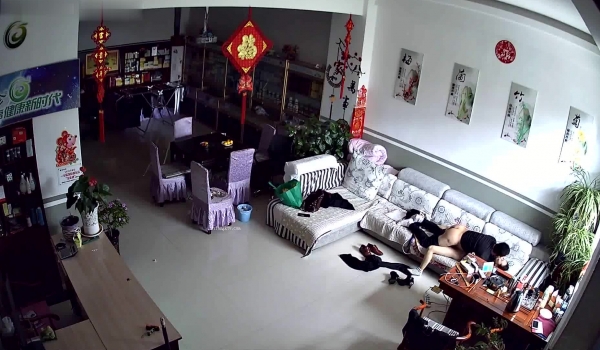 《家庭摄像头破解》不同场景偷窥多位夫妻各种姿势啪啪啪