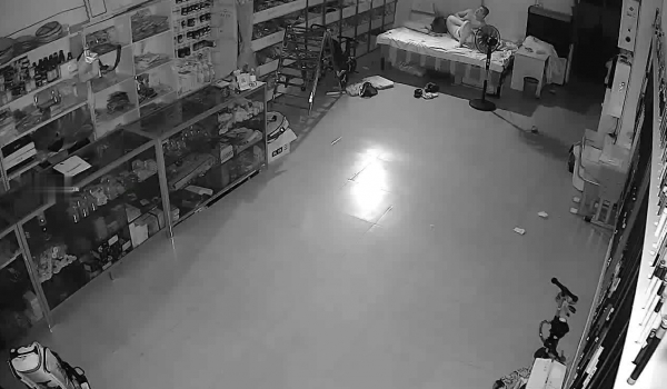 《家庭摄像头破解》不同场景偷窥多位夫妻各种姿势啪啪啪