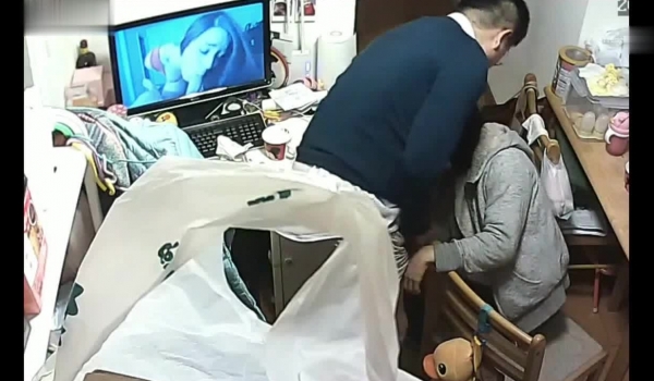 【稀缺摄像头】黑客破解家庭摄像头偷拍 ️知识分子模样小两口客厅看黄片调情情不自禁搞起