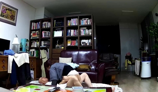 黑客破解家庭网络摄像头偷拍 ️老夫嫩妻在家里客厅做爱突然来了个女的坐在一边感觉她们三人关系有点特