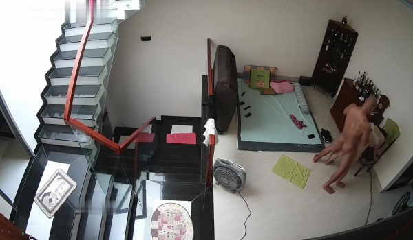 黑客破解家庭摄像头偷拍 ️光头大叔和年轻性感二婚娇妻的日常性爱生活不输年轻小伙