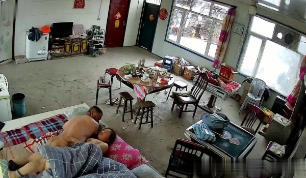 黑客破解家庭网络摄像头偷拍酒后乱性晚饭喝高了和邻居嫂子睡一块早上起来干完炮寻思如何脱身