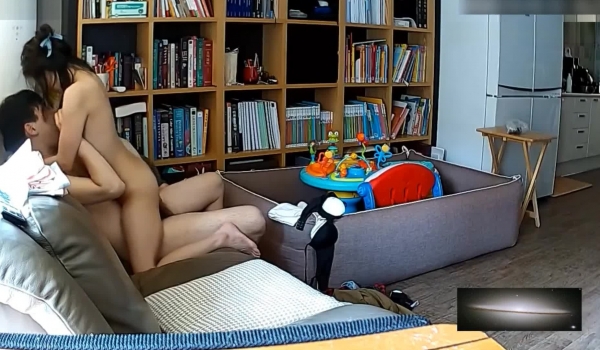 破解家庭网络摄像头偷拍身材保持的不错的少妇貌似刚生完孩子不久在沙发上啪啪