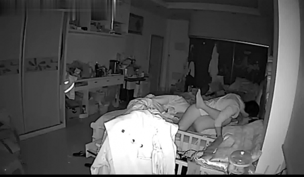 家庭夜视摄像头破解TP老公半夜鸡巴硬的睡不着主动扒掉老婆内裤干逼动作太大把旁边的孩子弄醒哄睡后继