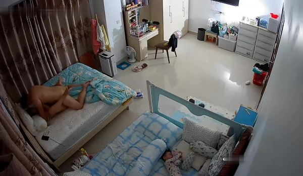 黑客破解家庭网络摄像头偷拍星期天不用上班小夫妻睡懒觉起来疯狂做爱