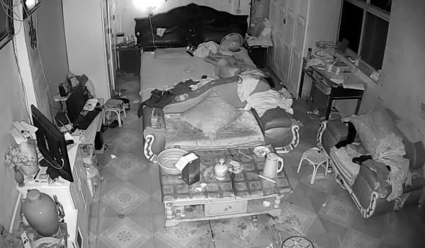 《家庭摄像头破解》不同场景偷窥多位夫妻各种姿势啪啪啪