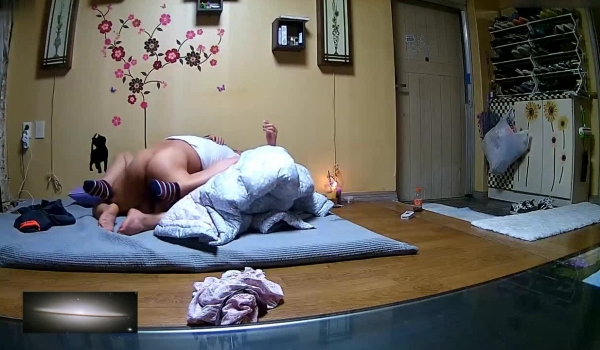 骇客破解家庭探头窥视 夫妻啪啪太性急袜子都没脱 不小心射到床上
