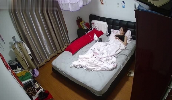 骇客破解家庭探头窥视辑不同年龄夫妻居家性爱生活孤寂人妻手淫辣妈哺乳更衣完整版