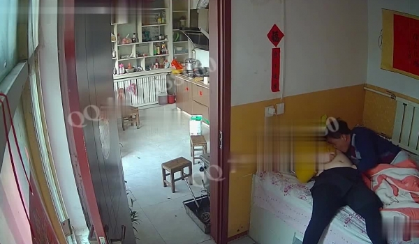 黑客破解家庭网络摄像头偷拍周六趁着家里没有其他人大伯哥和弟媳妇床上偷情摸逼吃奶准备开干来电话了