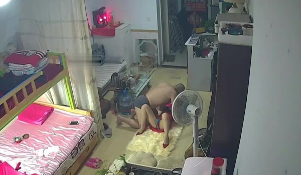 九月新破解家庭网络摄像头非常会玩的光头哥地上玩到床上可惜是个快枪手没干几下就清洁熘熘了