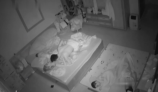 黑客破解家庭网络摄像头偷拍 ️家里都三个孩子了.依然恩爱的小夫妻无套内射