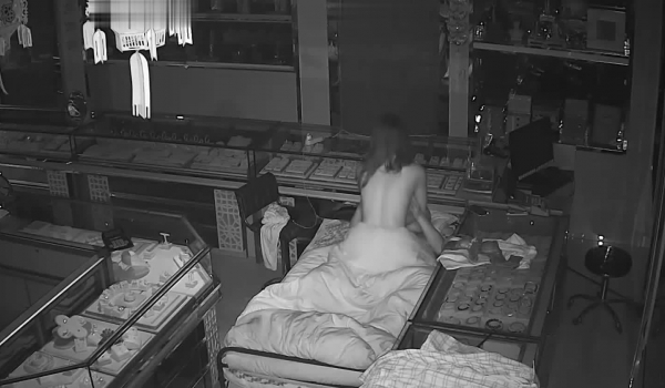 【家庭摄像头破解】最新偷窥金店老板娘打烊后女上位啪啪 男子事后惯例一根烟 安逸