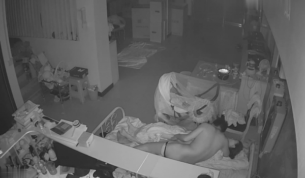 黑客破解家庭网络摄像头偷拍电器库房睡地铺的老公上床挑逗媳妇趴在她身上啪啪射肚皮上