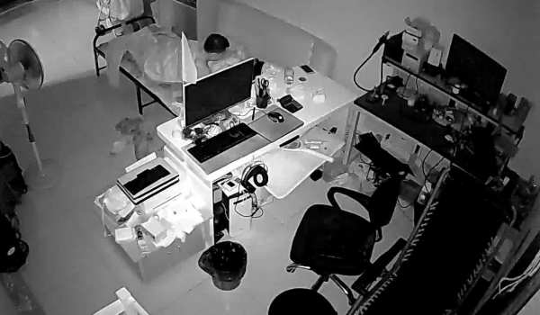《家庭摄像头破解》不同场景偷窥多位夫妻各种姿势啪啪啪
