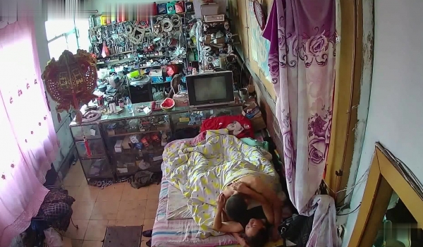 《家庭摄像头破解》不同场景偷窥多位夫妻各种姿势啪啪啪
