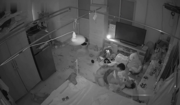 黑客破解家庭网络摄像头偷拍 ️纹身小哥和媳妇在地铺操逼