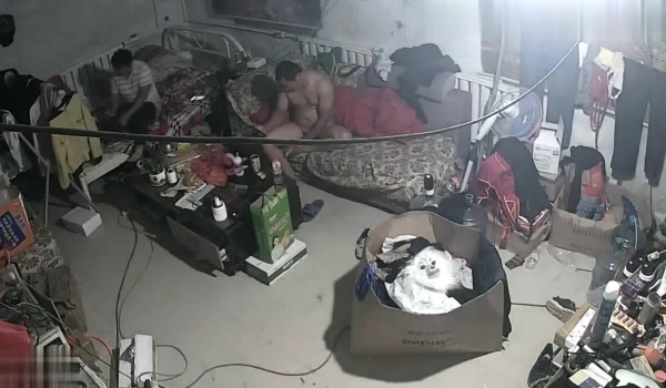 《家庭摄像头破解》不同场景偷窥多位夫妻各种姿势啪啪啪