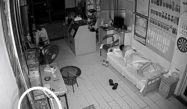 《家庭摄像头破解》不同场景偷窥多位夫妻各种姿势啪啪啪