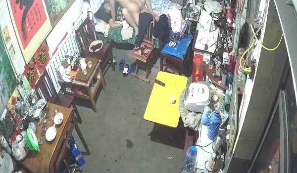 黑客破解家庭网络摄像头偷拍知识分子模样的隔板眼镜老王下班来嫂子家蹭饭突然性起到床上啪啪