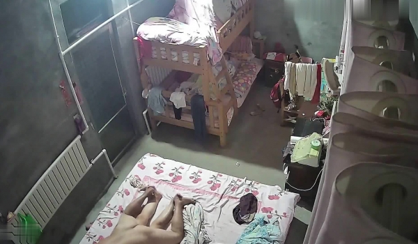 《家庭摄像头破解》不同场景偷窥多位夫妻各种姿势啪啪啪