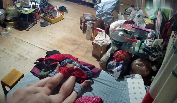 《家庭摄像头破解》不同场景偷窥多位夫妻各种姿势啪啪啪