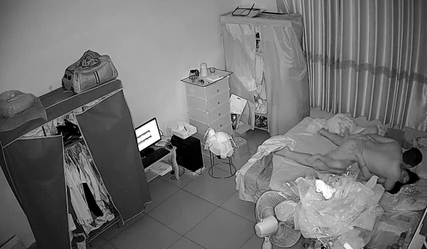 破解家庭网络摄像头美女给同居男友做爱前冲一杯提高性能力的玛卡冲剂然后再啪啪
