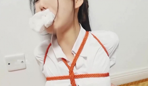 《树屋轻调》灵灵，尾随下班回家的OL女邻居，白色蕾丝内裤堵嘴，捆绑TJ，脱下丝袜内裤SP+棒棒强