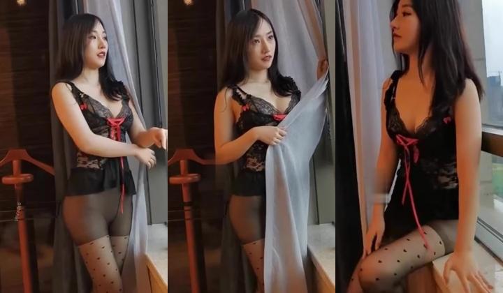 高人气PANS头牌女神模特【西门小玉】大尺度私拍视图三弹，各种露奶露逼情趣装，亮点是摄影师全程P
