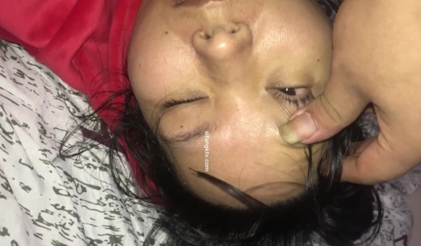 私房站流出七十元迷奸作品迷倒良家小媳妇，用怡宝捅逼逼，能塞进去半个瓶子，棉签捅菊花